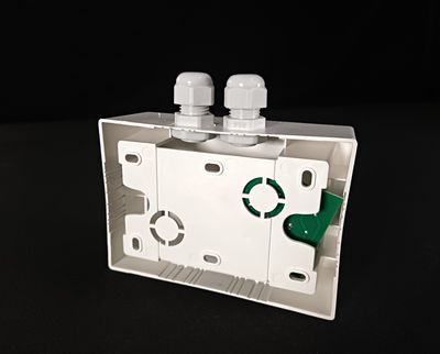 Bouton poussoir sur boitier avec presse etoupe (à associer au bornier GIF).