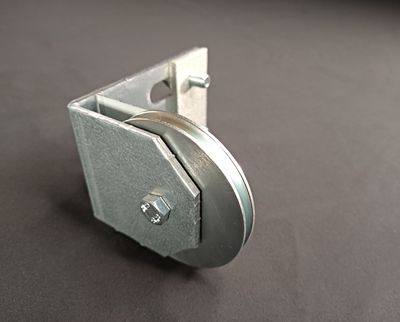 Poulie de renvoi pour contrepoids à l'arriere de la porte