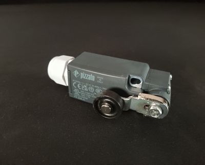 Interrupteur debut / fin de course à tete orientable, à levier à galet + support