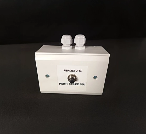 Bouton poussoir FERMETURE sur boitier avec presse étoupe