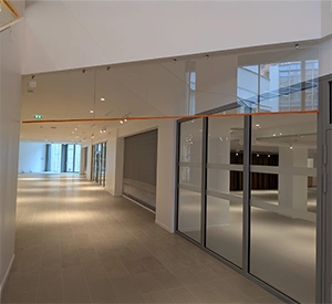 Ecran de cantonnement fixe et transparent composé de verres de protection incendie