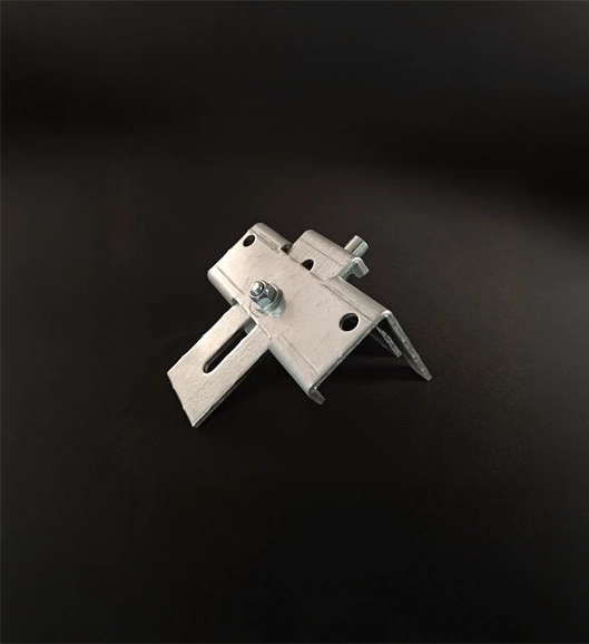 Equerre de porte + mentonnet coudé pour déclencheur sous rail.