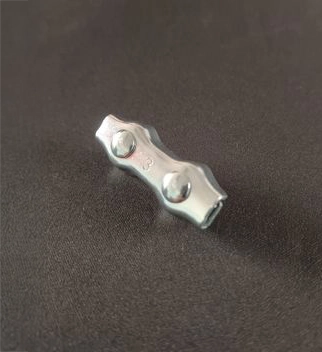 Serre-câble plat pour câble de 3mm à  2 boulons, zingué