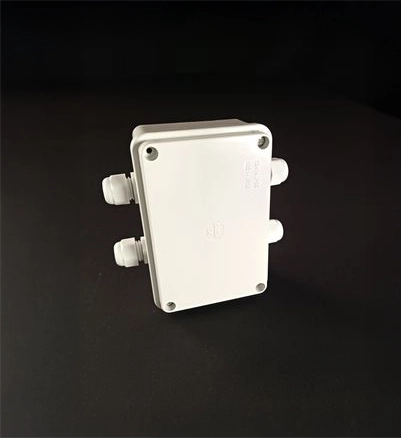 [BGIF120-4PE] Bornier de raccordement 120*80*50 équipe de 4 presses étoupe